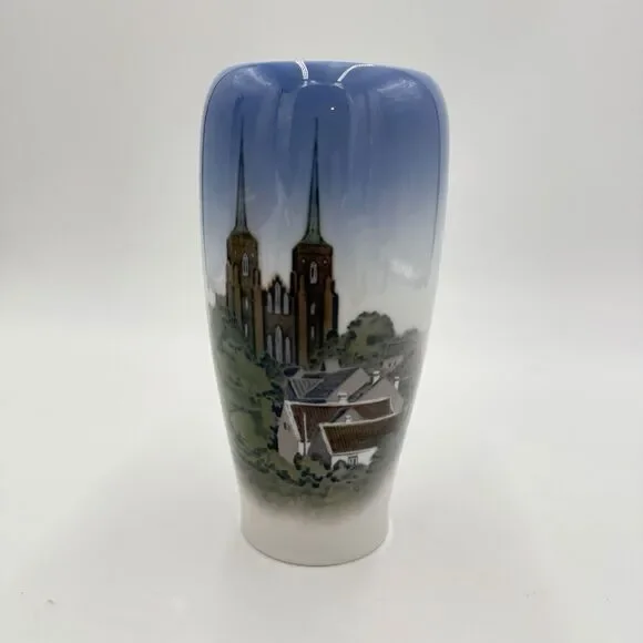 Vintage Royal Copenhagen Vase #4557 Roskilde Gothic Cathedral 6 3/4 H